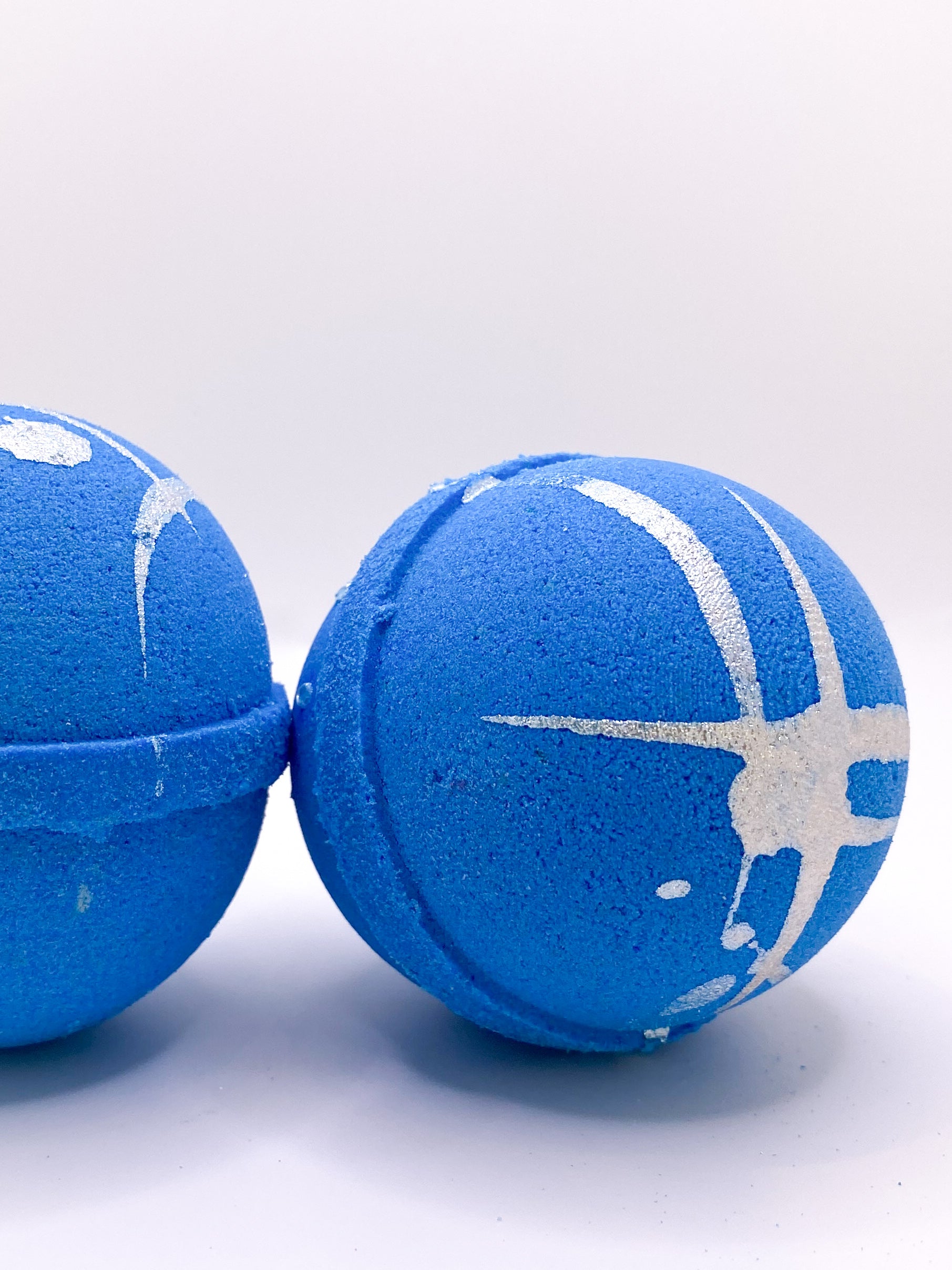 Snowball Bath Bomb – Olive & Shea